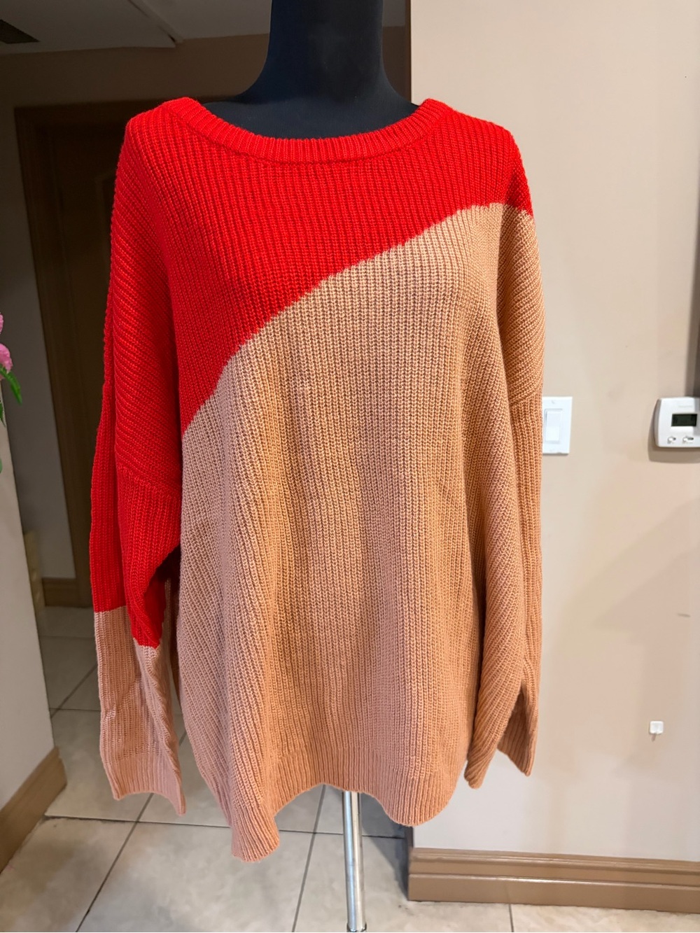 ANDREE BY UNIT Red and Tan Diagonal Colorblock Scoop Neck Sweater